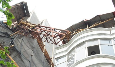A view of the crane that broke seven storeys off the ground in Hanoi March 22. (Photo:SGGP)